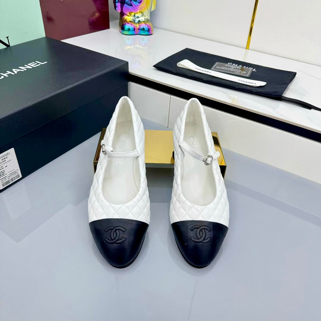 CHANEL MARY JANE FLAT 25S IN WHITE LAMBSKIN EMBOSSED LOGO