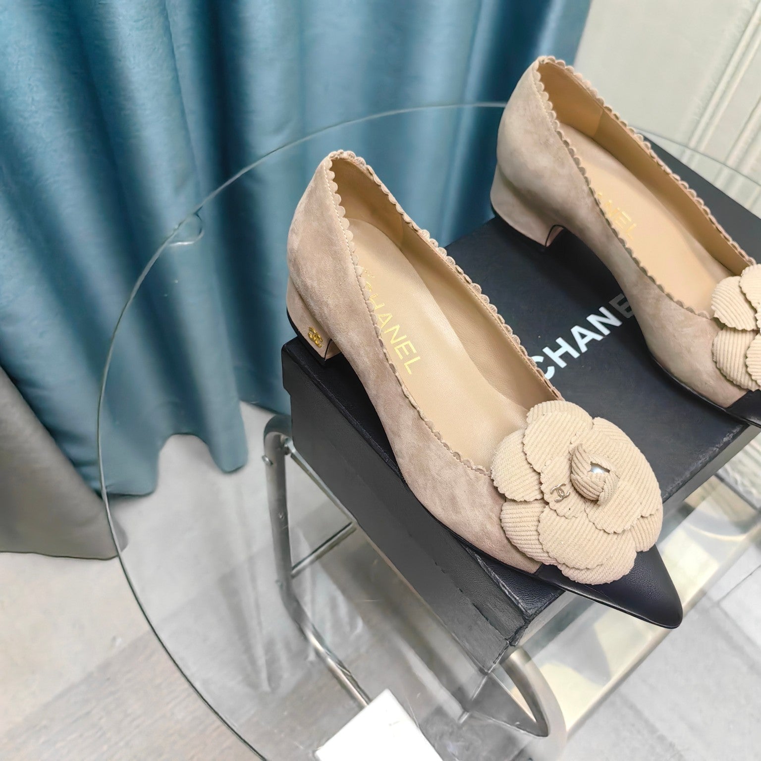 CHANEL MEDIUM HEELS IN TAN BEIGE SUEDE AND BLACK CALFSKIN WITH FLOWER