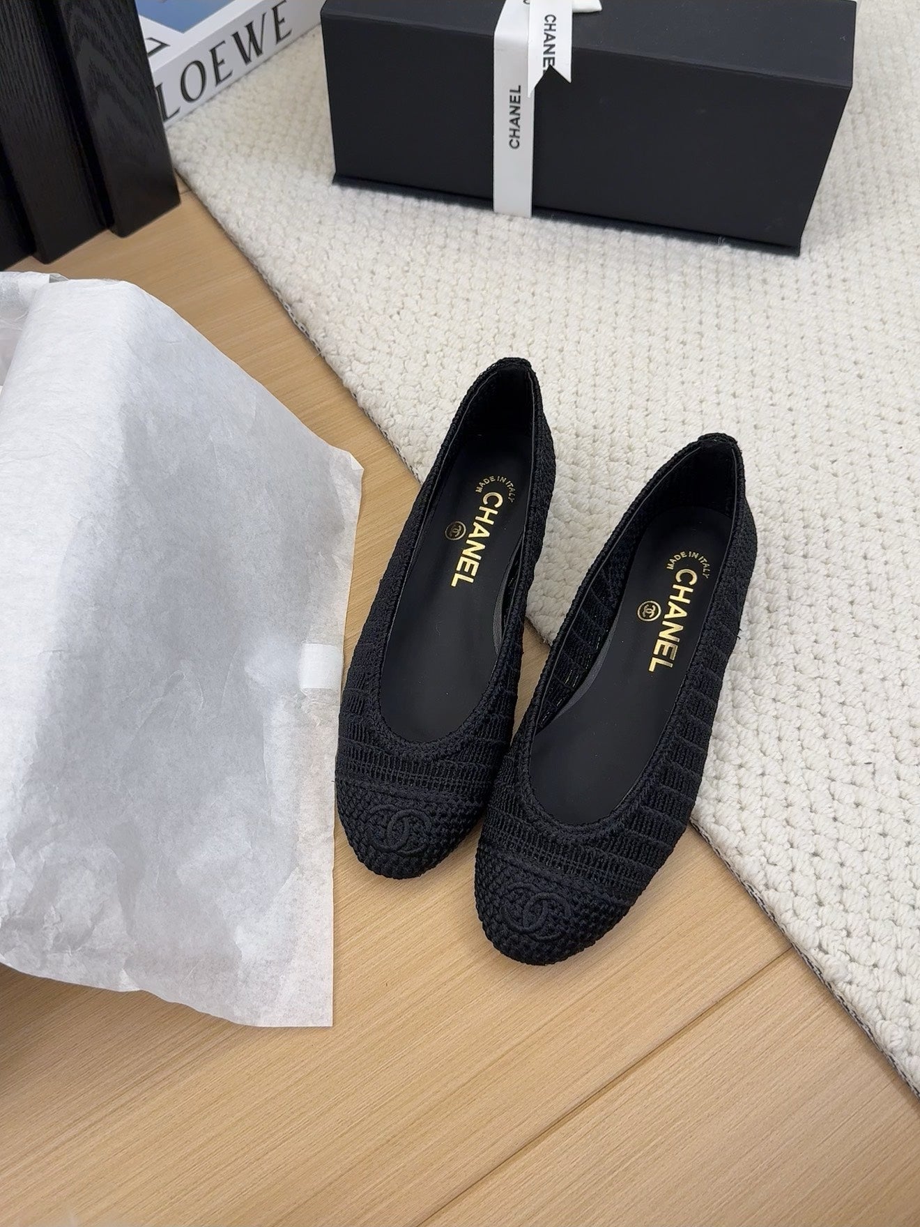 CHANEL BALLERINAS IN BLACK RAFFIA