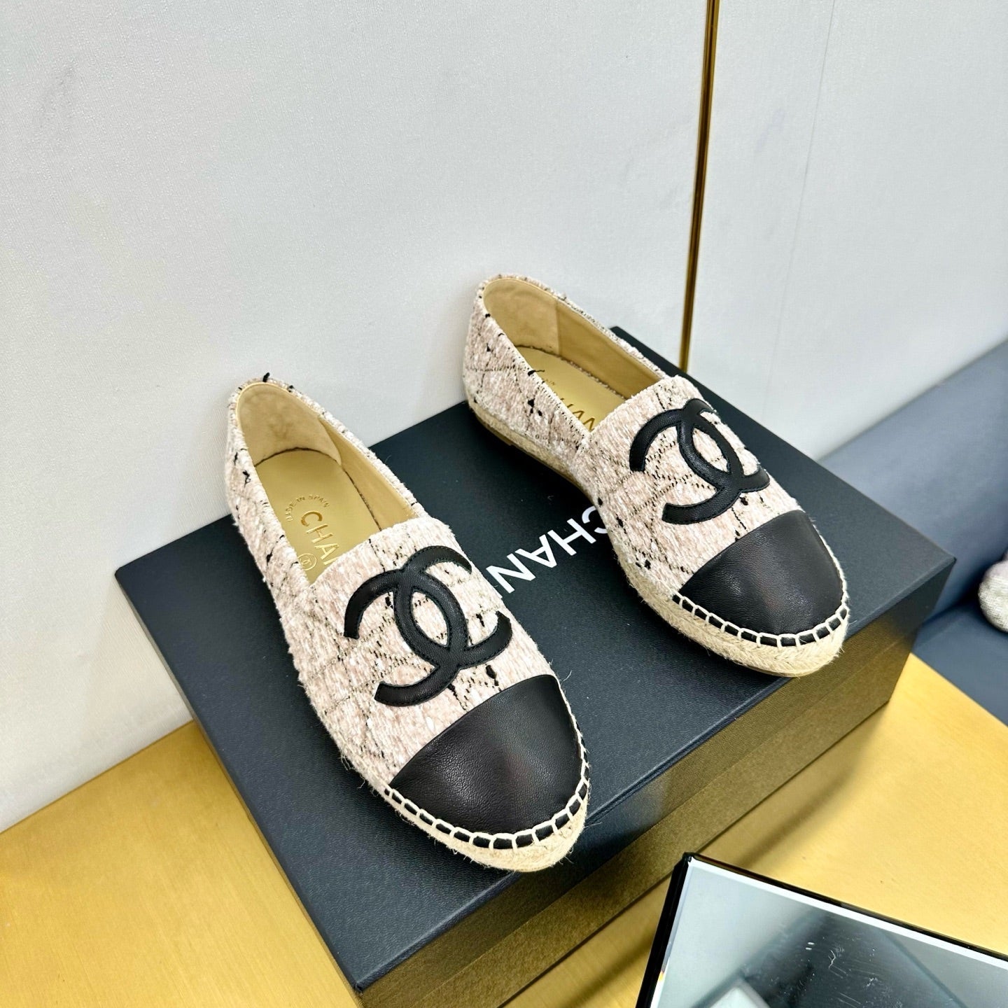CHANEL ESPADRILLES PLATFORM 25S IN LIGHT BEIGE TWEED MIX BLACK CALFSKIN WITH LINED PATTERN